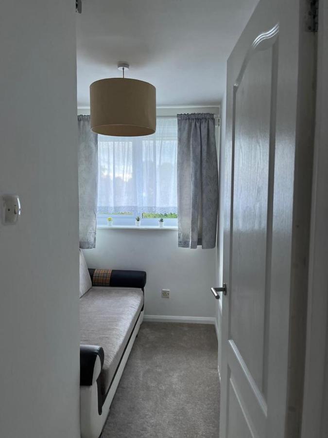 3 Bed House In Walsall, Perfect For Contractors & Leisure & Free Parking Exteriör bild