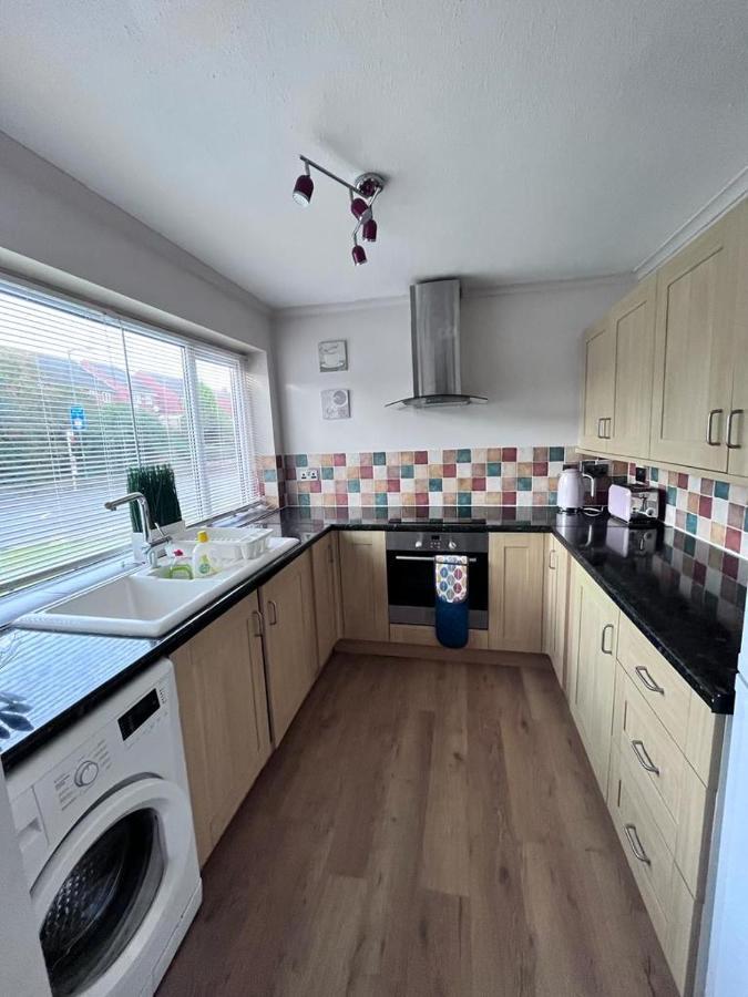3 Bed House In Walsall, Perfect For Contractors & Leisure & Free Parking Exteriör bild
