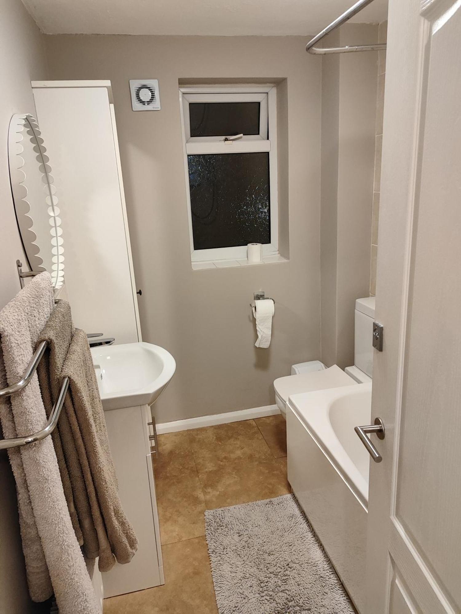 3 Bed House In Walsall, Perfect For Contractors & Leisure & Free Parking Exteriör bild